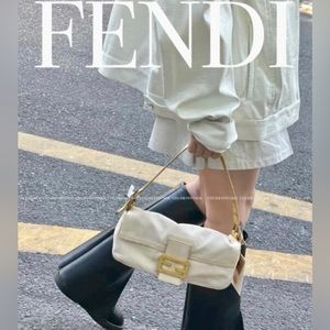 Auth🤍Vintage Fendi baguette. White/Beige.🐍Snakeskin